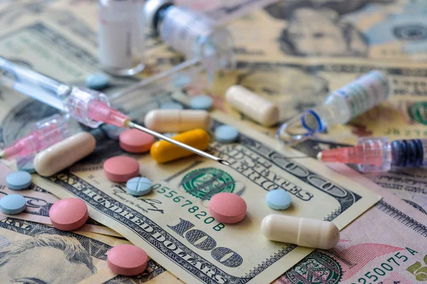 Bankovkách Leží Spousta Prášků Kapslí Daňový Odpočet Náklady Nákladnou Léčbu — Stock fotografie