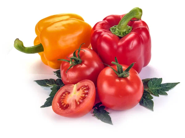Tomates Pimentas Com Folhas Sobre Fundo Branco — Fotografia de Stock