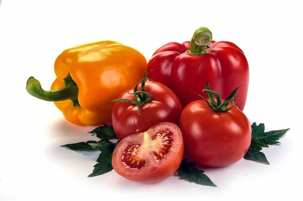 Tomaten Und Paprika Mit Blättern Auf Weißem Hintergrund — Stockfoto