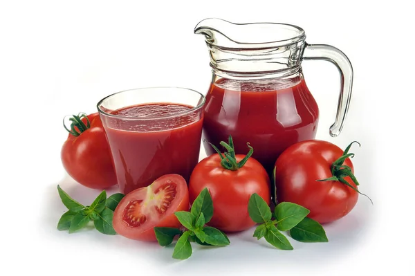 Färska Röda Tomater Korg Och Tomatjuice Glas Och Kannor Vitt — Stockfoto