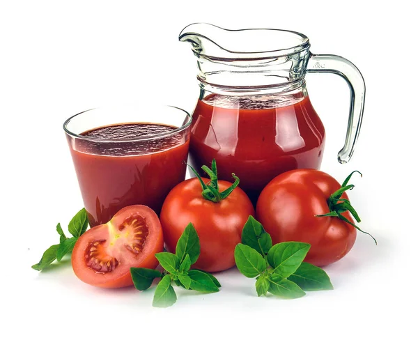 Färska Röda Tomater Korg Och Tomatjuice Glas Och Kannor Vitt — Stockfoto