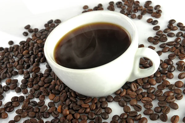 咖啡加咖啡豆背景的杯子 — 图库照片