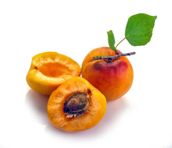 Isolerad Aprikos Färsk Skuren Aprikos Frukter Isolerad Vit Bakgrund — Stockfoto
