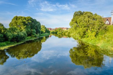 Mavi gökyüzünde nehir su yansıması.