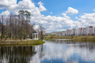 Şehir Parkı ve su birikintisi bahar bakış