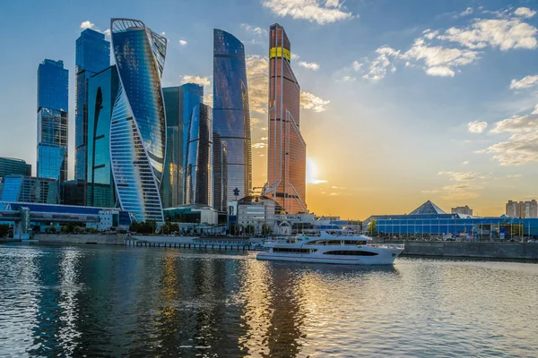 Moskova şehir kuleye bakış akşam