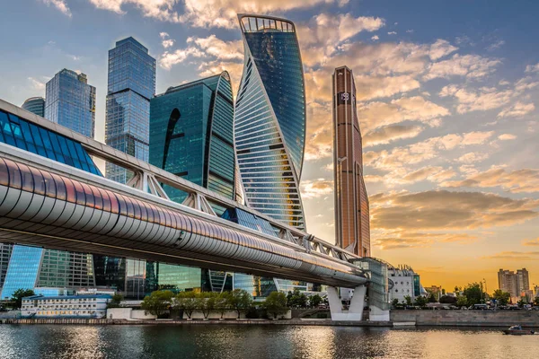 Gün batımı arka plan binasında görüntüleyin