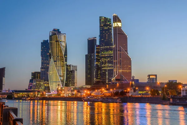 Moskova şehir kuleye bakış gece