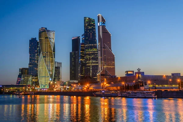 Moskova şehir kuleye bakış gece