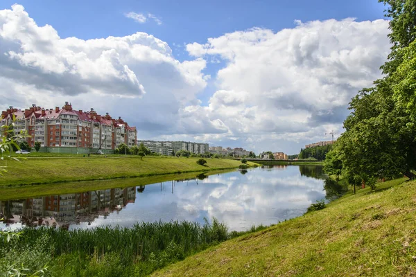 Yazın şehrin kenar mahallelerindeki bir gölde yansıma.