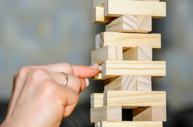 Tahta kule şeklinde bir masa oyunu