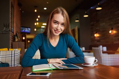 taşınabilir net-kitap kullanarak erkek