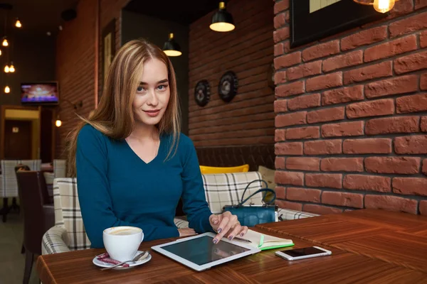 Feminino usando toch pad — Fotografia de Stock