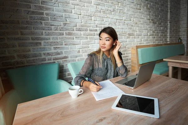 Жіночий економіст сидить з ноутбуком — стокове фото