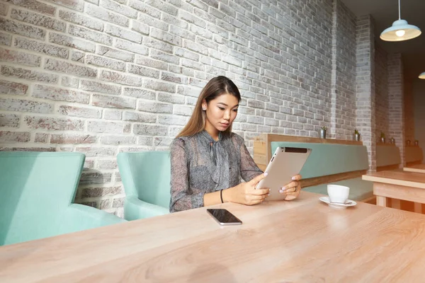 Financiador feminino está lendo notícias financeiras na internet via touch pad — Fotografia de Stock