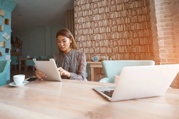 Financiera femenina está leyendo noticias financieras en internet a través de touch pad —  Fotos de Stock