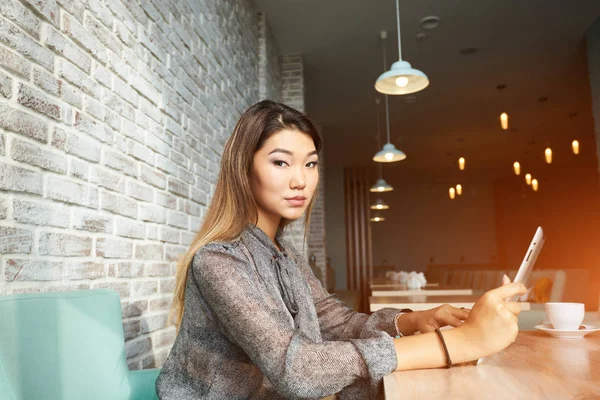 Female financier is reading financial news in internet via touch pad — Stock Photo, Image