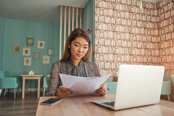 Hermosa mujer china usando ordenador portátil — Foto de Stock