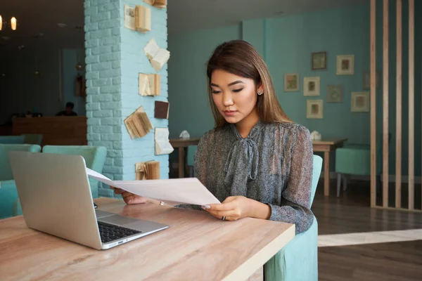 Geschäftsfrau oder erfolgreiche Arbeit im Laptop-Computer — Stockfoto