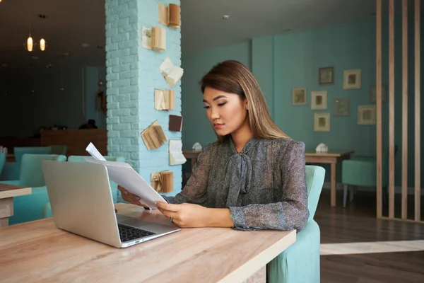 Mujer de negocios o trabajo exitoso en computadora portátil —  Fotos de Stock