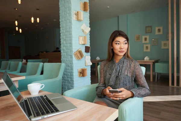 Schöne Dame plaudert auf Smartphone — Stockfoto