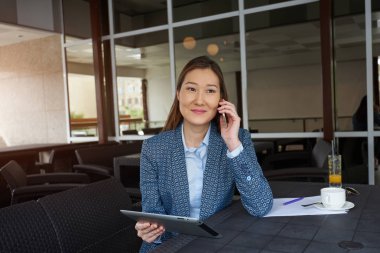 Kazak iş kadını hücre telefon ile arama