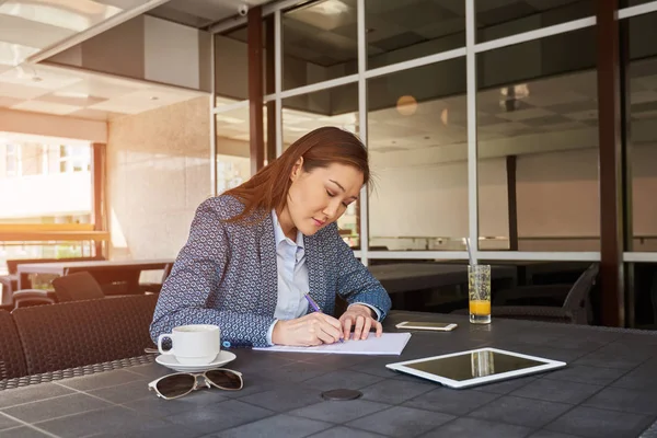 Young woman skilled manager holding paper documents — Stock Photo, Image