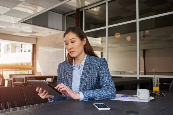 Donna asaiana che lavora sul computer portatile — Foto Stock