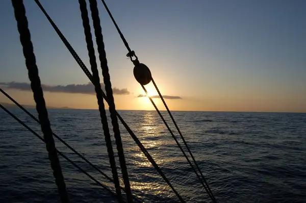 Pr-do-sol abordo de um veleiro — Stock Fotó