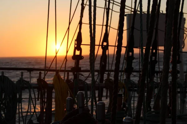 Pr-do-sol abordo de um veleiro — Fotografia de Stock