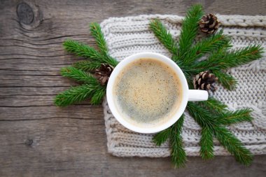 bir fincan sıcak kahve köpüğü ve Noel ağacı duran bir 