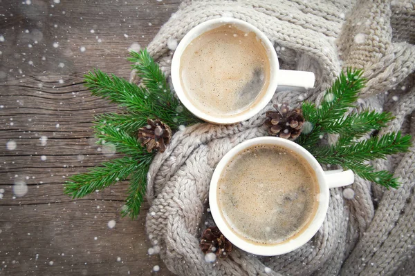 iki bardak kahve duran ahşap bir masa üzerinde. sıcak sıcak örme