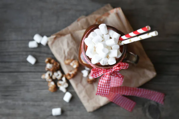 Batido de cacau em um jarro e marshmallows — Fotografia de Stock