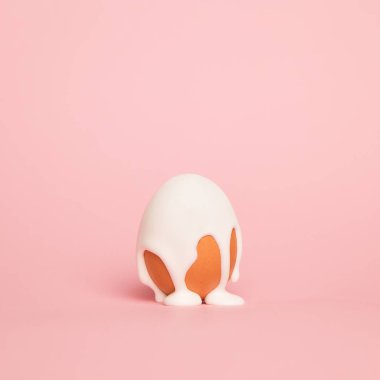 Boyama Paskalya Yumurtası, Canlı beyaz Boya pastel pembe Arka plan üzerinde izole bir yumurta üzerine dökülen. Minimalizm. Paskalya kavramı. instagram için kare .