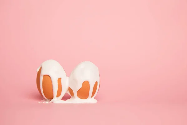 Due Uova Pasquali Colorate Vernice Bianca Vibrante Versata Uovo Isolato — Foto Stock