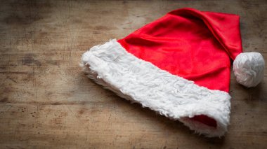 Noel Baba şapkası ahşap masada fotokopi alanı ile