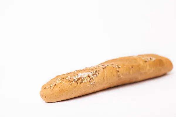 Baguette francese con semi di sesamo su fondo bianco — Foto Stock