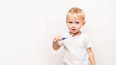 Beyaz tişörtlü, beyaz tişörtlü, beyaz saçlı, beyaz saçlı, beyaz, beyaz saçlı, sevimli, beyaz saçlı çocuk.