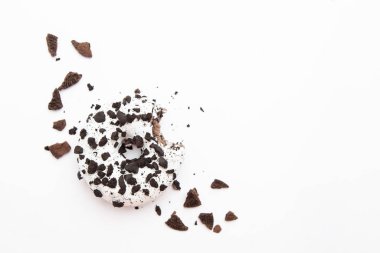 Lezzetli taze çörekleri beyaz arkaplanda beyaz krema ve çikolata parçacıkları ile birlikte yemişler.