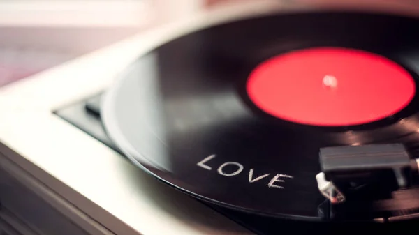 Banner Retro record player with a black vinyl record with a red heart and the inscription love closeup with a place for text — Stock Photo, Image