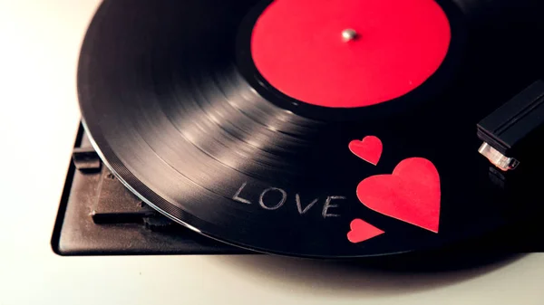 Banner Retro record player with a black vinyl record with a red heart and the inscription love closeup with a place for text — Stock Photo, Image