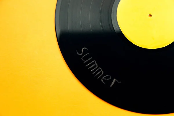Jasný vinylový záznam moderní módní hudby zblízka na žlutém pozadí. letní hudební koncept. kopírovat prostor — Stock fotografie