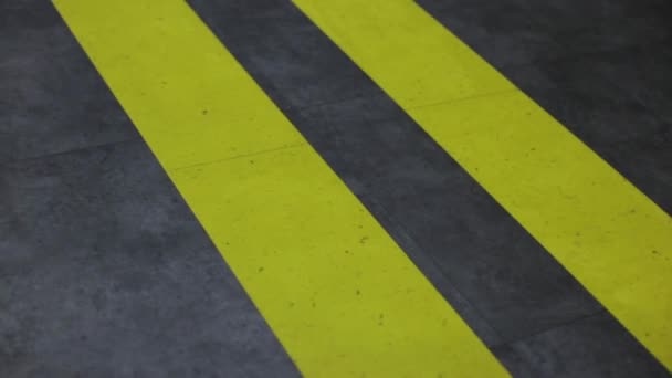 現代的なコンクリートの床の上に黄色のガイドストリップ — ストック動画
