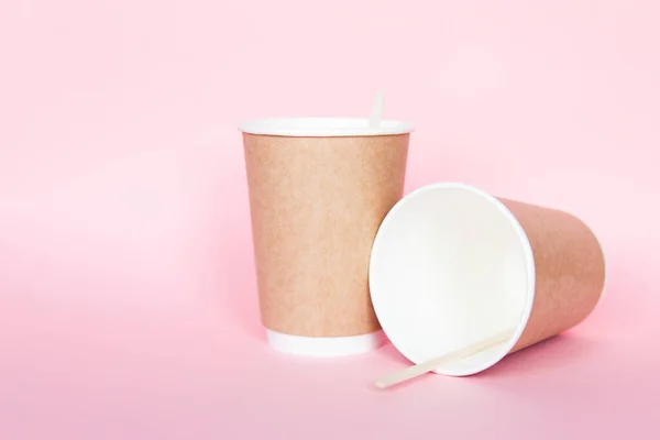 Set con utensilios de papel ambiental desechables sobre fondo rosa — Foto de Stock