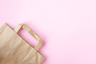  Pembe arka planda ekolojik kese kağıdı yakın plan. Moda tasarımı. Paket tasarımı. Kopyalama alanı.