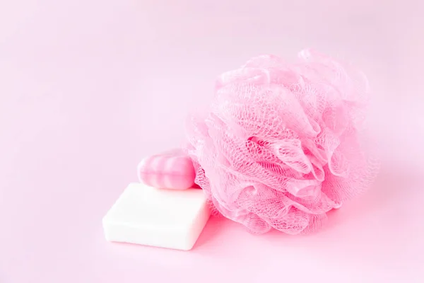 Set rosa di sapone e panno su sfondo rosa morbido. Prodotto igienico. Cura del corpo femminile. Assistenza sanitaria . — Foto Stock