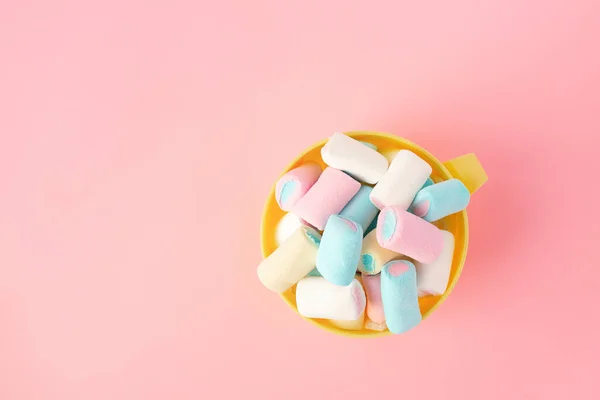 Multicolore colorato marshmallow vivaci in una ciotola su uno sfondo rosa — Foto Stock