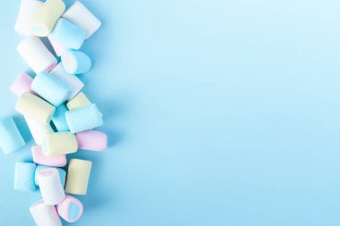 Mavi arkaplanda çok renkli lokumlar.