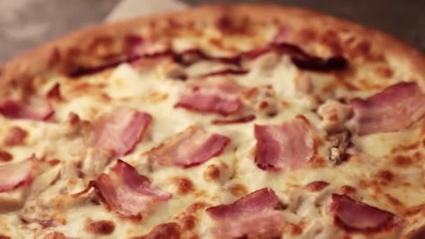 Pizza barbecue avec bacon, poulet arrosé sauce barbecue gros plan sur fond rustique foncé — Video