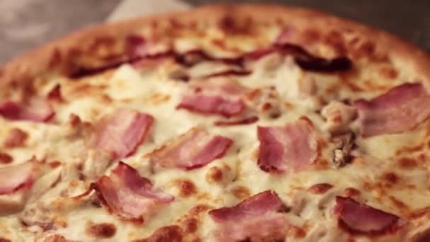 Pizza barbecue con pancetta, salsa barbecue innaffiata di pollo primo piano su sfondo rustico scuro — Video Stock